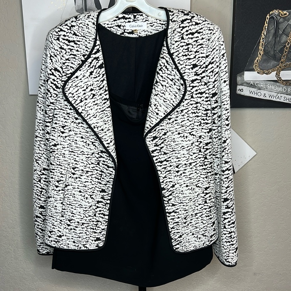 421 - Calvin Klein NWOT Black/White Suit Jacket w/ matching Skirt. Size 6 Jacket